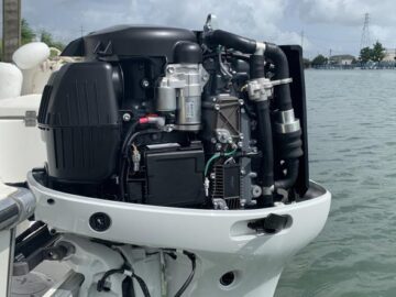 Un sistema innovativo brevettato dalla multinazionale giapponese Suzuki capace di filtrare l’acqua marina di raffreddamento che passa nei motori fuoribordo separando le microplastiche. Il suo nome è Suzuki Microplastic Collector e può essere installato su qualunque tipo di motore fuoribordo senza incidere sulle sue prestazioni.  Il progetto va ad affiancare una politica di campagne ambientali e attenzioni alla sostenibilità che Suzuki sceglie e applica quotidianamente durante la propria attività di produzione e nei suoi uffici e distaccamenti, oltre al progetto verticale Suzuki Clean Ocean Project.  Il propulsore quando è aspira e rimette in mare tonnellate di acqua e, grazie al dispositivo di filtraggio, seleziona e raccoglie le microplastiche. A breve questo sistema innovativo sarà offerto come optional su tutti i fuoribordo Suzuki.