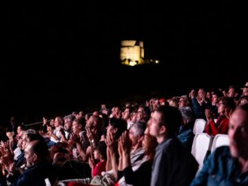 Pubblico-a-Tharros-Festival-Letterario-dellArcheologia-2024-1024×683